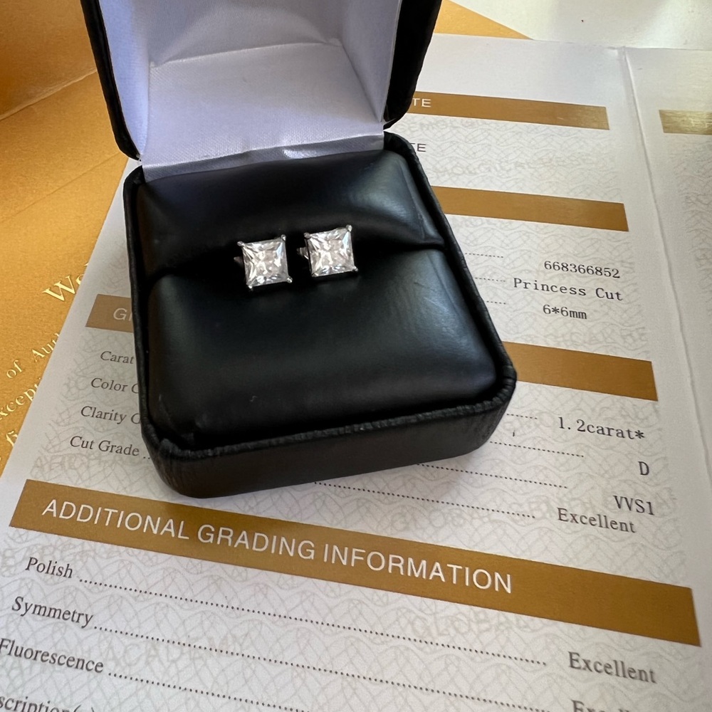 Moissanite earrings. 2,4 carat